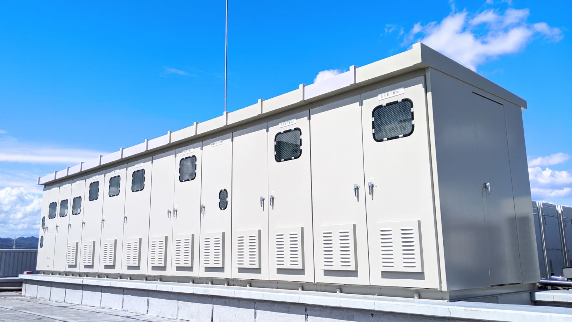 屋上に設置された高圧受変電設備のキュービクル式高圧受電設備