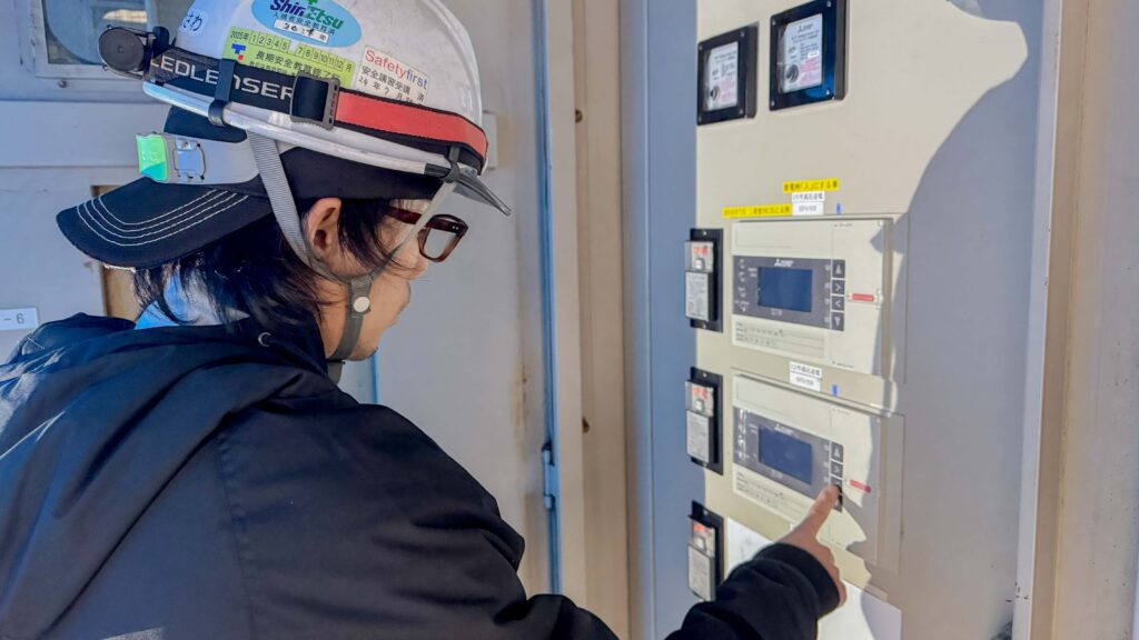 保護継電器試験で、モニターを作業員が操作する様子