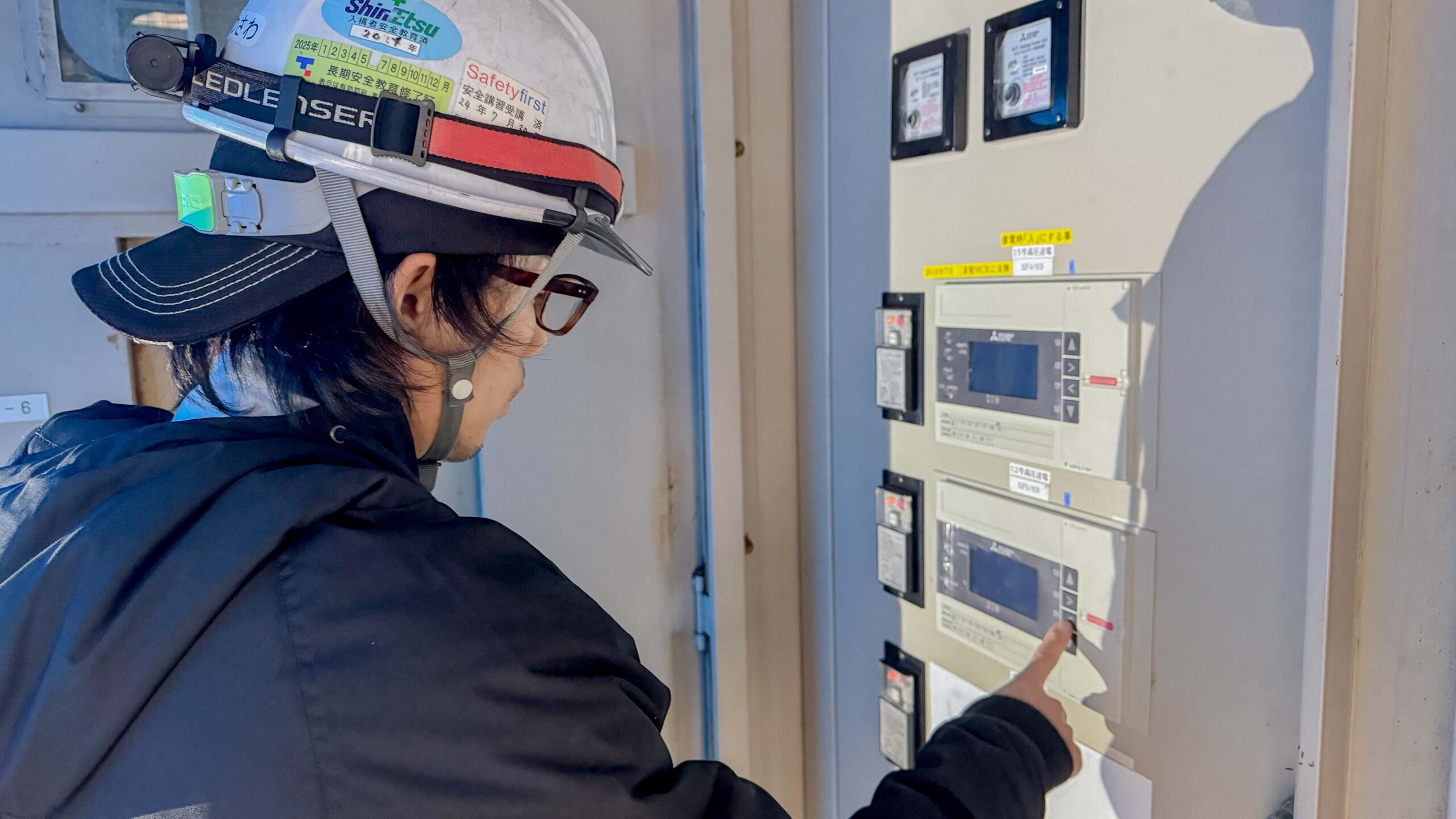 保護継電器試験で、モニターを作業員が操作する様子