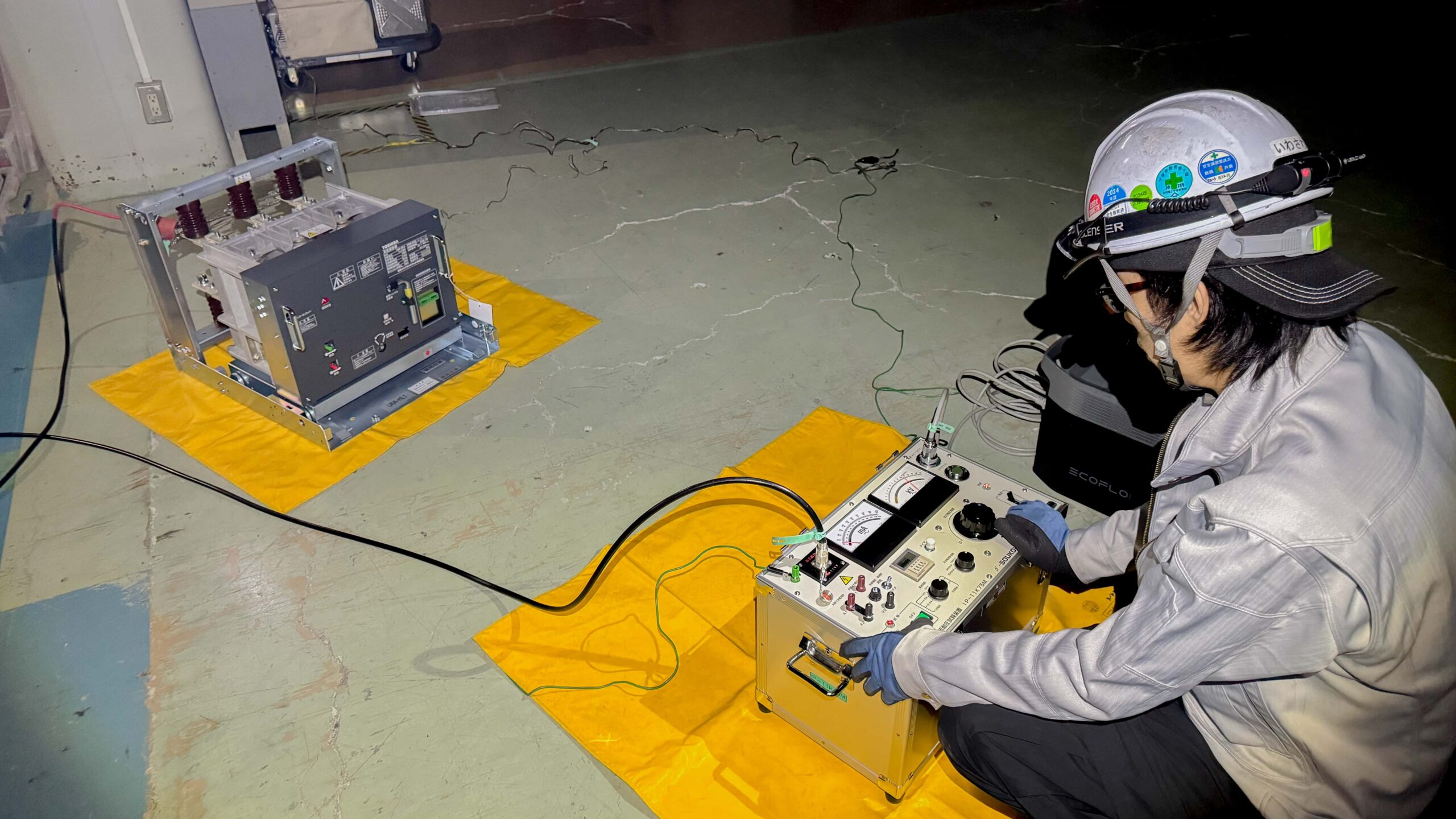 機器耐圧試験で機器を繋いで検査している様子