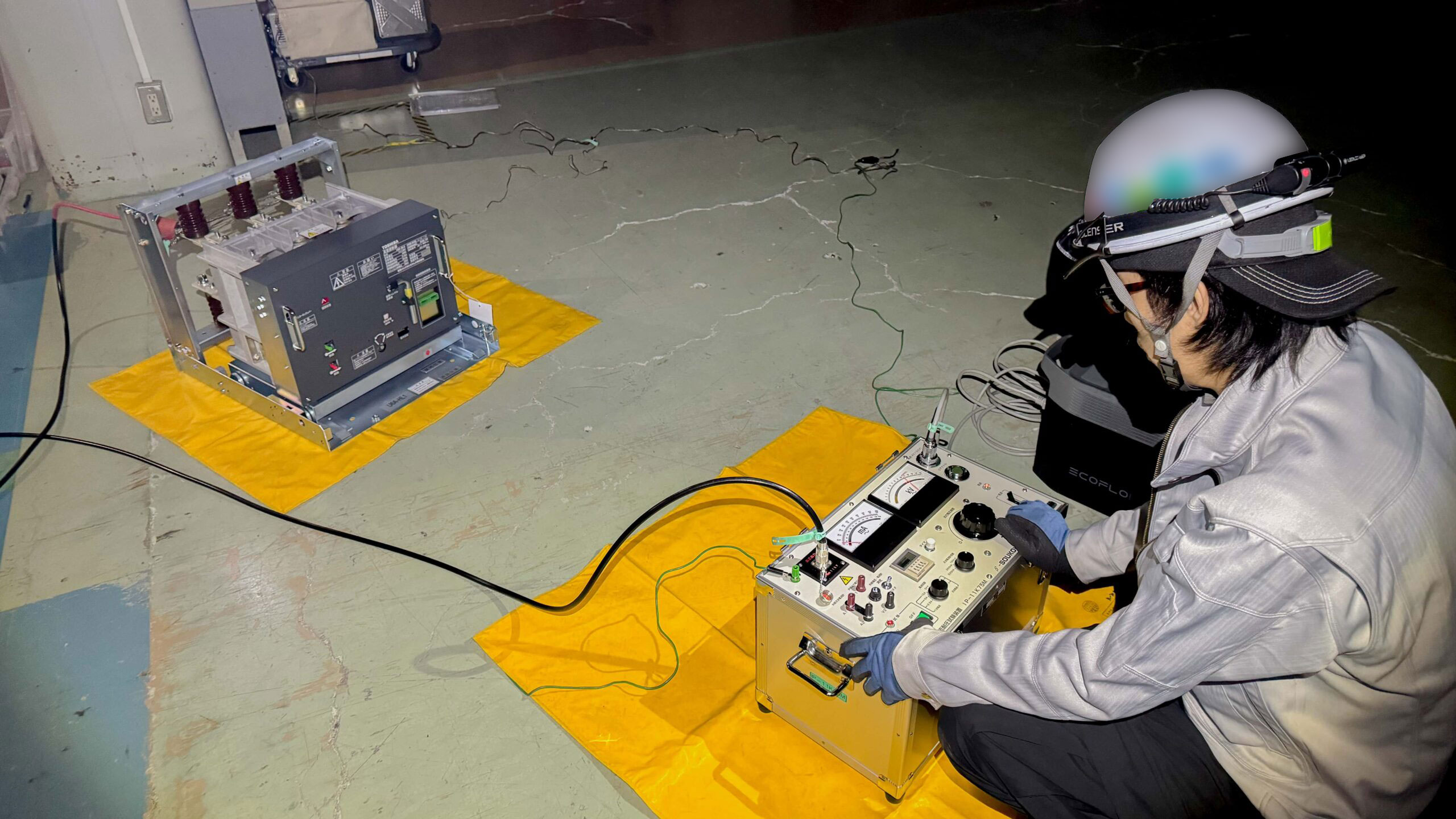 機器耐圧試験で機器を繋いで検査している様子