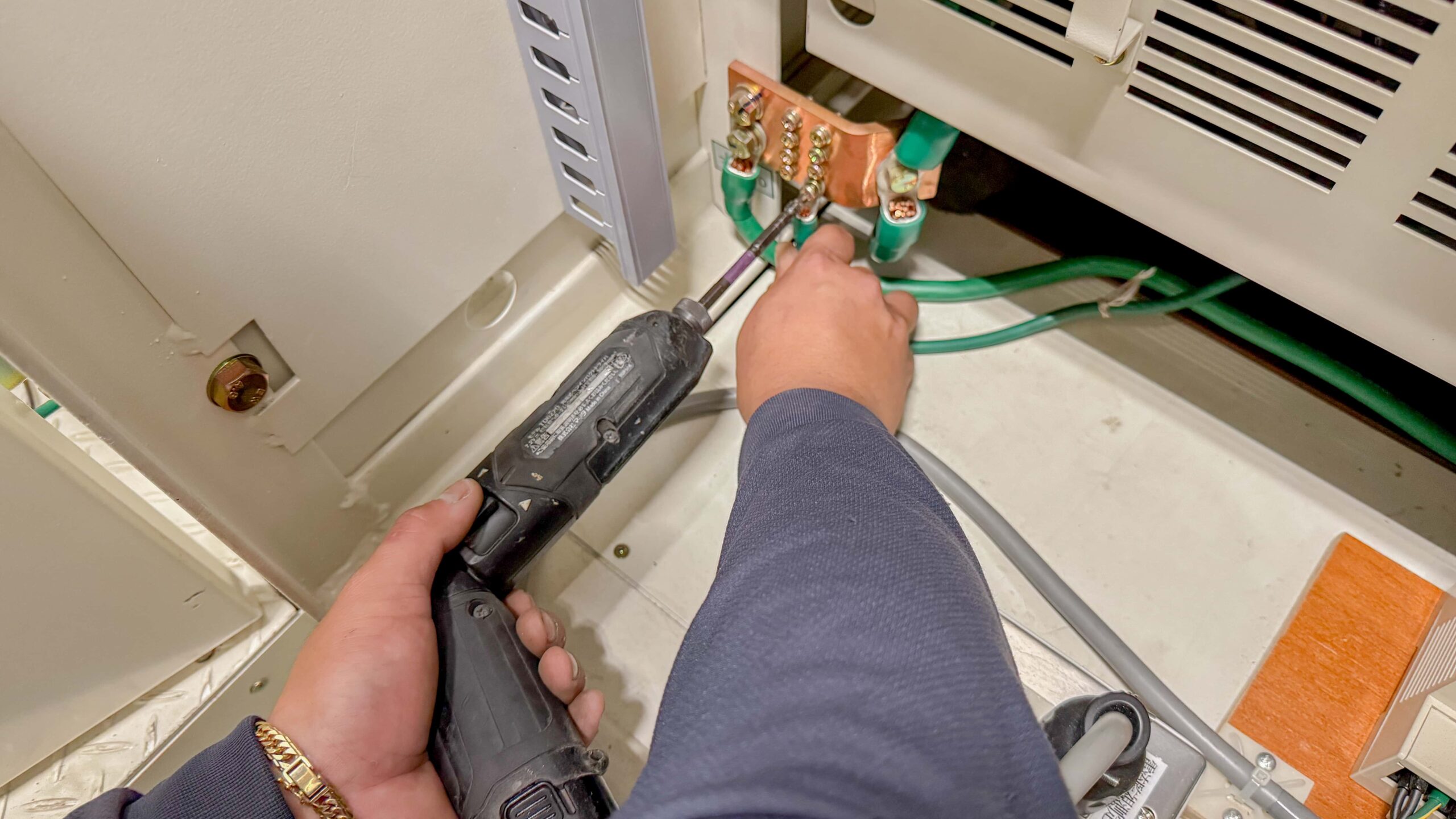 電気工事、ドライバーで作業する作業員の手元